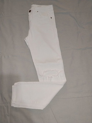 Stradivarius jeans with rips like new, white