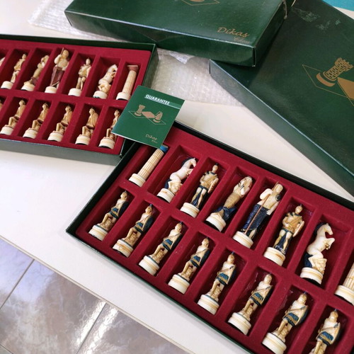 Collectible chess pieces like new, 2 sets