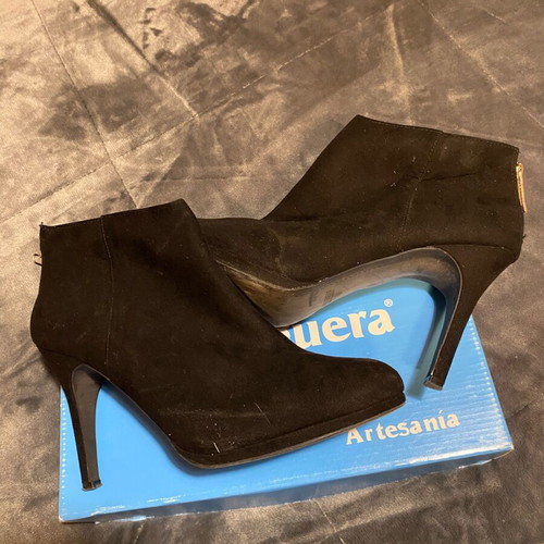 Women’s black suede ankle boots like new, size 41