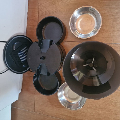 Electronic pet feeder with app, like new