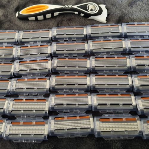 BIC Flex 5 handle and 30 blades new