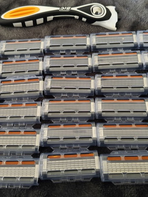 BIC Flex 5 handle and 30 blades new