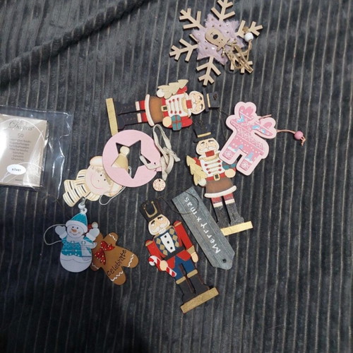 Christmas Wooden Ornament Set like new with vintage style