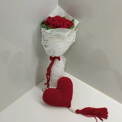Knitted red rose and heart keychain Valentine's set, new