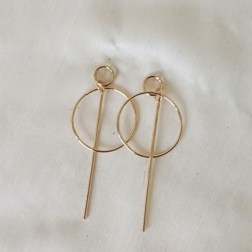 Minimal gold-tone earrings with geometric elements, new
