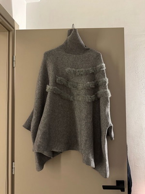 Exquiss turtleneck like new, grey with fur details, one size