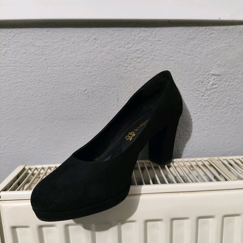 Stefania Black Pumps Size 38 Like New