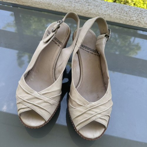 Wonders Leather Wedge Sandals like new, size 39, beige