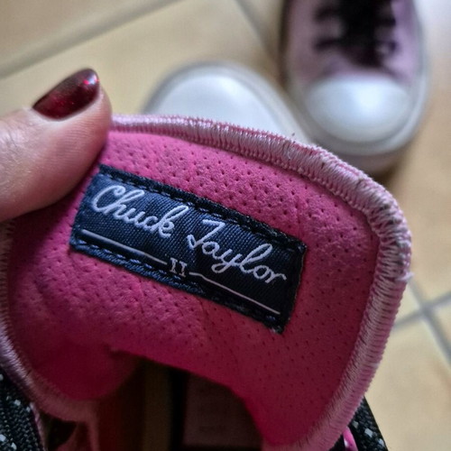All Star Chuck Taylor pink athletic shoes like new with two types of laces size 37.5