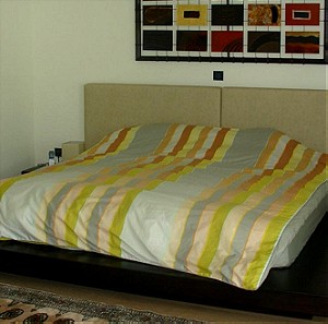 Πωλείται χειροποίητο κρεβάτι wenge με ενιαία κομοδίνα ιαπωνικού τύπου