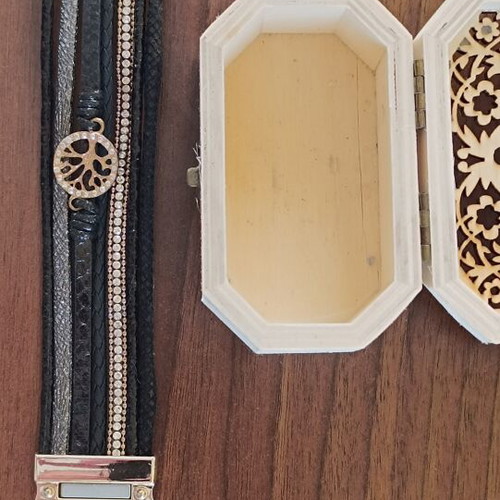 Bracelet wrist in like new condition, black and multicolor