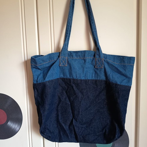 Fabric shoulder bags like new, black corduroy and blue denim