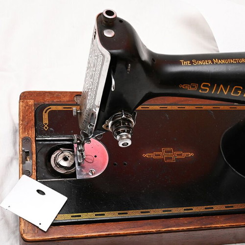 Singer sewing machine from 1960s used with wooden case