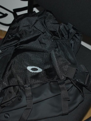 Oakley sling bag like new, black