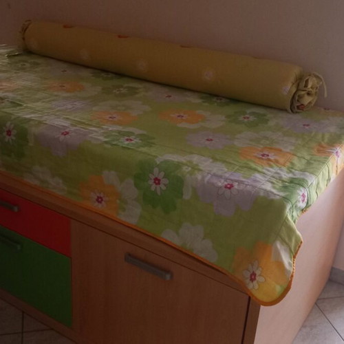 Children's Platform Bed like new, space-saving with storage