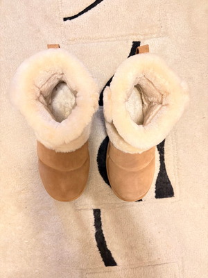 Μπεζ UGG μπότακια καινούργια με μαλακή επένδυση