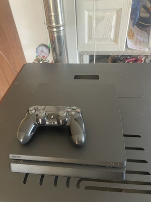 PlayStation 4 Slim 500GB like new with controller and game