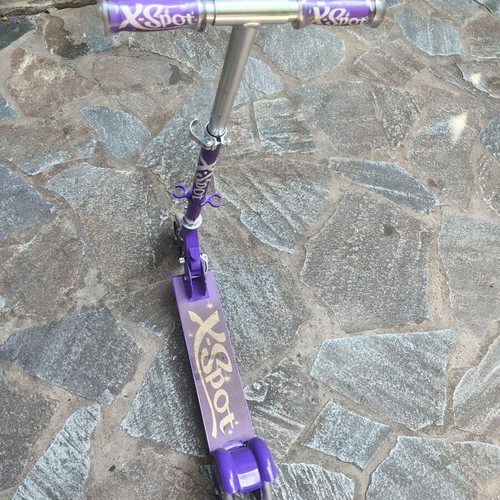 Scooter with light-up wheels, anti-slip floor and brakes, like new