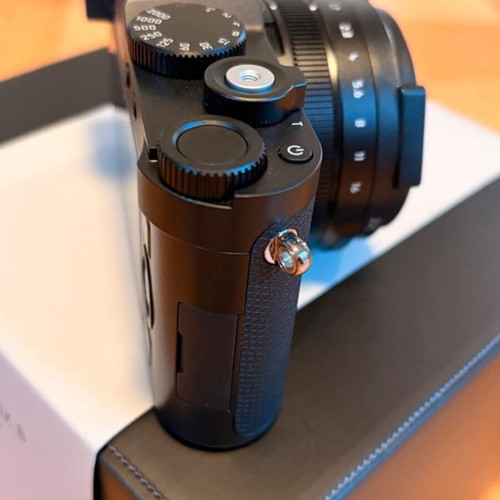 Leica D-Lux 8 camera like new with original packaging and accessories