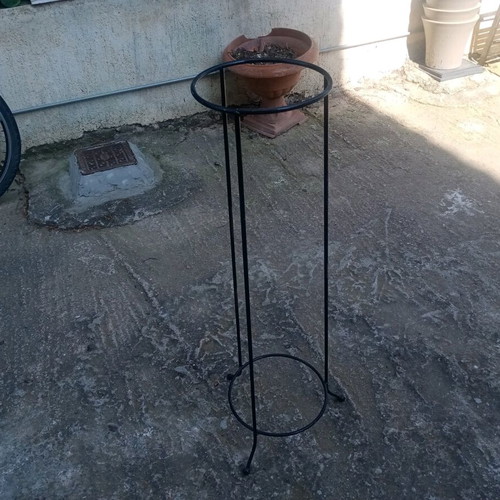 Metal plant pot stand tall like new