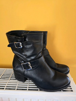 Women's black faux leather ankle boot used, size 41