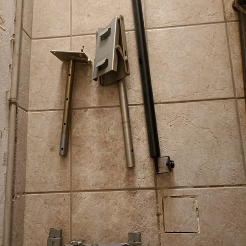 TV mounts used, fixed and wall-mounted pack with cables