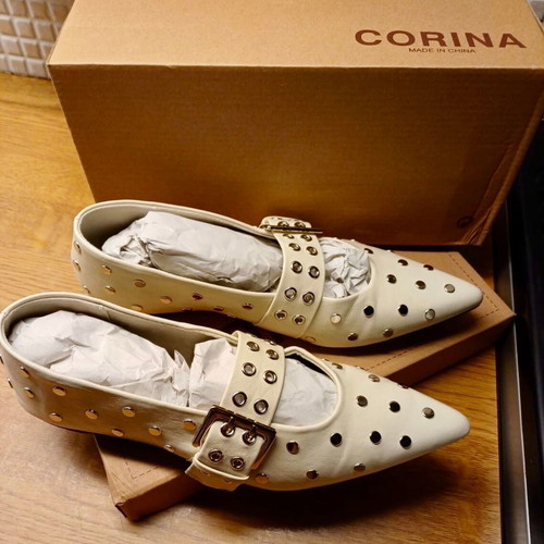 Corina rock Mary Janes ballet flats beige with silver details like new