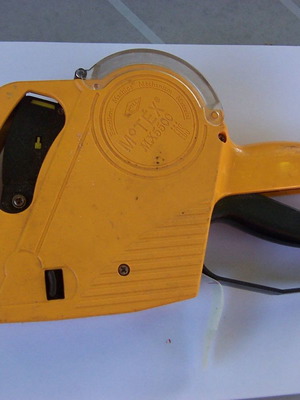 Price tagging gun used with drachmas
