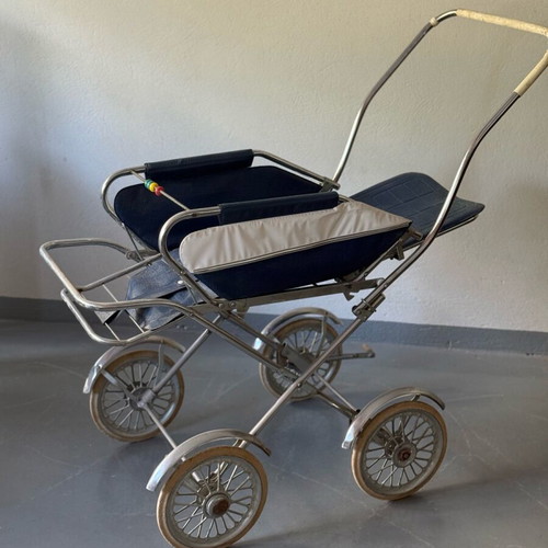 Antique baby stroller used, metal in excellent condition