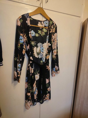 Floral kimono like new, size M-L