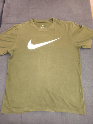 Nike t-shirt Medium khaki used