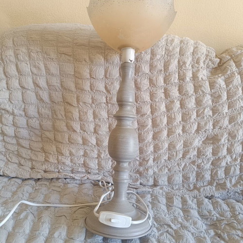 Table lamp with glass shade like new, decorative base