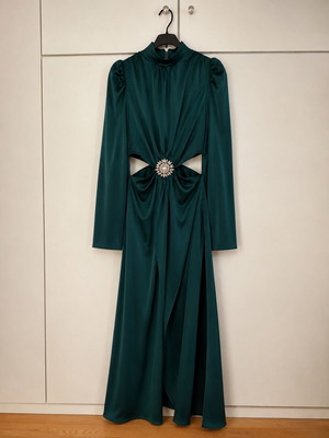 Lynne long dress with cutout and brooch