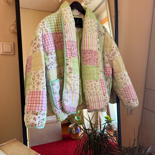 Floral patchwork outerwear like new, one size, multicolor