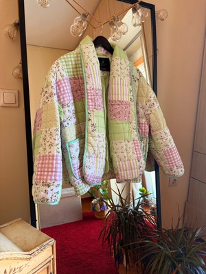 Floral patchwork outerwear like new, one size, multicolor