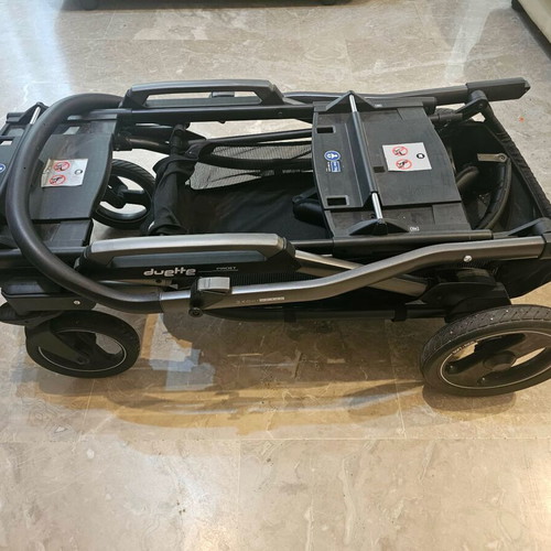 Twin stroller 3 in 1 with car seats like new