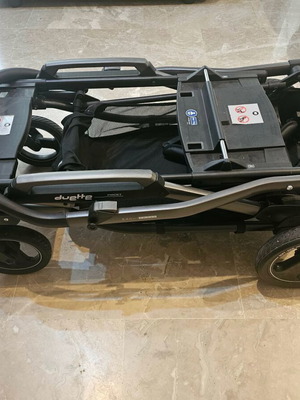 Twin stroller 3 in 1 with car seats like new