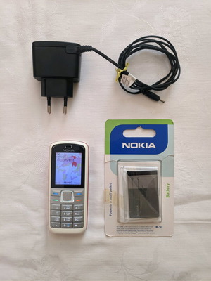 Nokia 5070 used with charger, battery and headphones