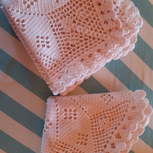Set of 4 crochet tablecloths like new, 2 round and 2 square