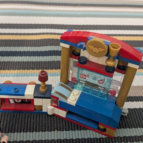LEGO DC Super Hero Girls 41235 Wonder Woman Dorm Retired