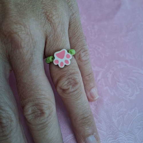 Elastic ring with decorative beads and paw