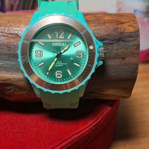 Women's watch like new with protective film, battery needed