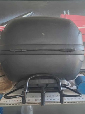 Κουτί για μοτοσικλέτα ή σκούτερ μεταχειρισμένο με βάση