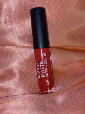 Dorothy L matte lip lasting color used, shade 125