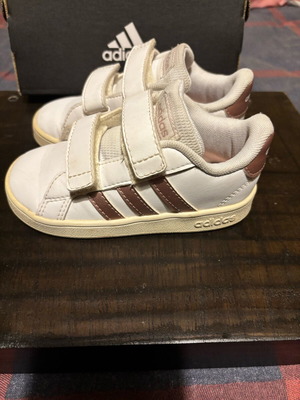 Παιδικά παπούτσια Adidas αθλητικά σαν καινούργια, μέγεθος 24