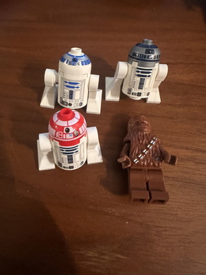 Σετ Lego Disney Star Wars με φιγούρες R2-D2 και Τσουμπάκα