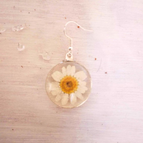 Earrings with dried daisies in resin liquid glass new