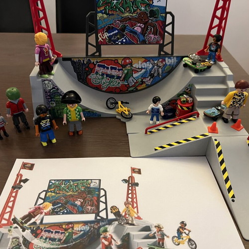 Playmobil 5558 Skate Park set like new with 7 figures and BMX