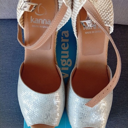 Kanna platform sandals size 40 new, beige and silver leather