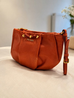 Prada винтидж коралова чанта за ръка употребявана, мека кожа Nappa